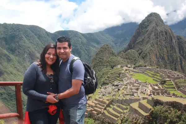 30 yaşındaki Latin erkek ve kadın bir çift yıldönümü gezisi için Machu Picchu, Peru 'yu gezerler.