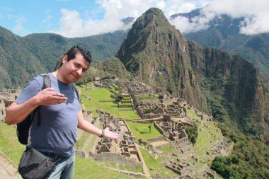 30 yaşında esmer tenli Latin bir adam yalnız seyahat ediyor ve Cusco, Peru 'da Machu Picchu' yu keşfediyor.