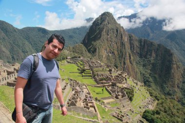 30 yaşında esmer tenli Latin bir adam yalnız seyahat ediyor ve Cusco, Peru 'da Machu Picchu' yu keşfediyor.