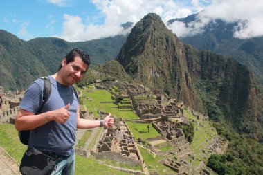 30 yaşında esmer tenli Latin bir adam yalnız seyahat ediyor ve Cusco, Peru 'da Machu Picchu' yu keşfediyor.