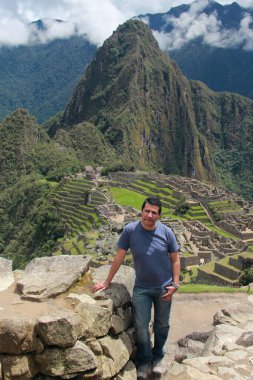 30 yaşında esmer tenli Latin bir adam yalnız seyahat ediyor ve Cusco, Peru 'da Machu Picchu' yu keşfediyor.