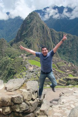 30 yaşında esmer tenli Latin bir adam yalnız seyahat ediyor ve Cusco, Peru 'da Machu Picchu' yu keşfediyor.