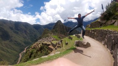 30 yaşında esmer tenli Latin bir adam yalnız seyahat ediyor ve Cusco, Peru 'da Machu Picchu' yu keşfediyor.