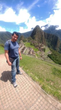 30 yaşında esmer tenli Latin bir adam yalnız seyahat ediyor ve Cusco, Peru 'da Machu Picchu' yu keşfediyor.