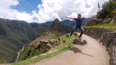 30 yaşında esmer tenli Latin bir adam yalnız seyahat ediyor ve Cusco, Peru 'da Machu Picchu' yu keşfediyor.