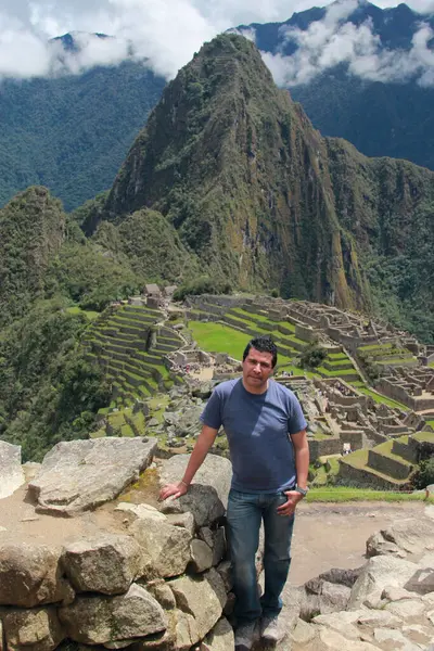 30 yaşında esmer tenli Latin bir adam yalnız seyahat ediyor ve Cusco, Peru 'da Machu Picchu' yu keşfediyor.