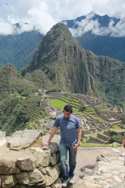 30 yaşında esmer tenli Latin bir adam yalnız seyahat ediyor ve Cusco, Peru 'da Machu Picchu' yu keşfediyor.