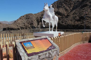 Tecate, Baja California, Meksika - 18 Aralık 2025: La Rumorosa, Baja California, Meksika 'daki Beyaz At bakış açısı, olağanüstü doğal manzaralı meşhur dolambaçlı yolun panoramik manzarasını sunuyor