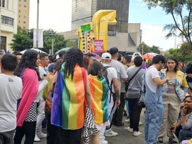 Mexico City, Mexico - 29 Haziran 2024: Onur Yürüyüşü, CDMX caddelerinde LGBTİ topluluğunun, lezbiyen, eşcinsel, biseksüel, trans ve interseksüel üyelerinin bir festival gösterisidir.