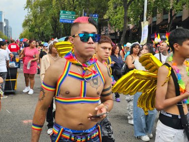 Mexico City, Mexico - 29 Haziran 2024: Onur Yürüyüşü, CDMX caddelerinde LGBTİ topluluğunun, lezbiyen, eşcinsel, biseksüel, trans ve interseksüel üyelerinin bir festival gösterisidir.