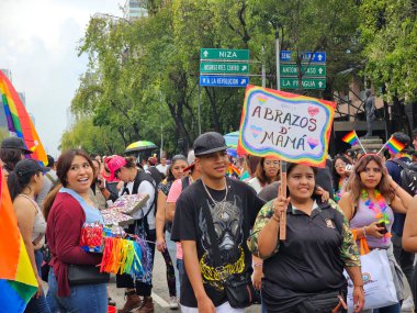 Mexico City, Mexico - 29 Haziran 2024: Onur Yürüyüşü, CDMX caddelerinde LGBTİ topluluğunun, lezbiyen, eşcinsel, biseksüel, trans ve interseksüel üyelerinin bir festival gösterisidir.
