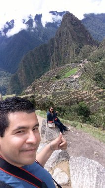 30 yaşındaki Latin erkek ve kadın bir çift yıldönümü gezisi için Machu Picchu, Peru 'yu gezerler.