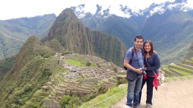 30 yaşındaki Latin erkek ve kadın bir çift yıldönümü gezisi için Machu Picchu, Peru 'yu gezerler.