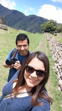 30 yaşındaki Latin erkek ve kadın bir çift yıldönümü gezisi için Machu Picchu, Peru 'yu gezerler.