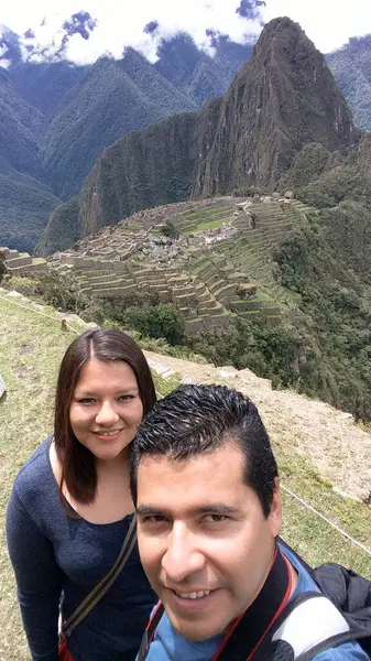 30 yaşındaki Latin erkek ve kadın bir çift yıldönümü gezisi için Machu Picchu, Peru 'yu gezerler.