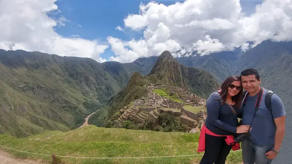 30 yaşındaki Latin erkek ve kadın bir çift yıldönümü gezisi için Machu Picchu, Peru 'yu gezerler.