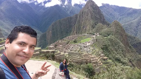 30 yaşındaki Latin erkek ve kadın bir çift yıldönümü gezisi için Machu Picchu, Peru 'yu gezerler.