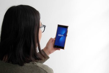Mexico City, Mexico - 22 Şubat 2025: BBVA, Banco Bilbao Vizcaya Argentaria anlamına gelen, uygulama ve internet üzerinden finansal ürünler ve hizmetler sunan küresel finans grubu.