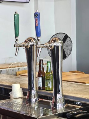 Tecate, Baja California, Meksika - 18 Mart 2025: Baja California, Meksika 'nın sihirli kasabasında bulunan Tecate Fabrikası ve Bira Fabrikası