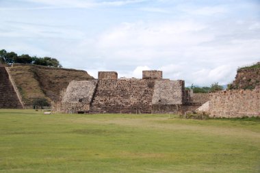 Monte Alban, Meksika 'nın Oaxaca kentindeki bir dağın tepesinde yer alan önemli bir Zapotec şehri ve kültür merkezidir.
