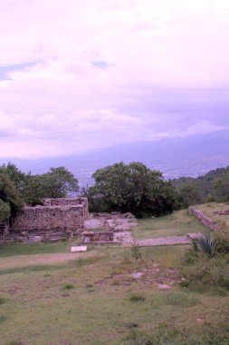 Monte Alban, Meksika 'nın Oaxaca kentindeki bir dağın tepesinde yer alan önemli bir Zapotec şehri ve kültür merkezidir.