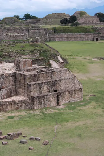 Monte Alban, Meksika 'nın Oaxaca kentindeki bir dağın tepesinde yer alan önemli bir Zapotec şehri ve kültür merkezidir.