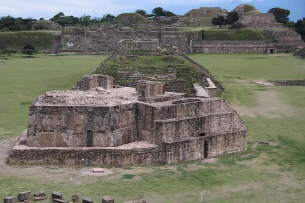 Monte Alban, Meksika 'nın Oaxaca kentindeki bir dağın tepesinde yer alan önemli bir Zapotec şehri ve kültür merkezidir.