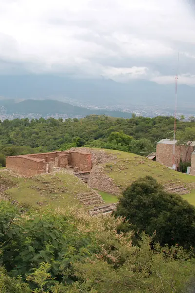 Monte Alban, Meksika 'nın Oaxaca kentindeki bir dağın tepesinde yer alan önemli bir Zapotec şehri ve kültür merkezidir.