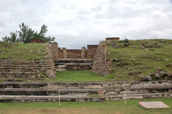 Monte Alban, Meksika 'nın Oaxaca kentindeki bir dağın tepesinde yer alan önemli bir Zapotec şehri ve kültür merkezidir.