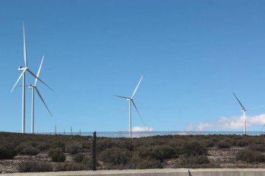 Rüzgar türbini ya da rüzgar jeneratörü, rüzgarın kinetik enerjisini yol üzerindeki kirletici olmayan elektriğe dönüştüren bir cihazdır.