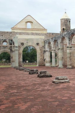 Meksika, Oaxaca 'daki Santiago Manastırı Cuilapam Havarisi. Hiç tamamlanmamış bir kilisesi olan bir bina. Yerlileri Katolikliğe dönüştürmek için tasarlanmış.