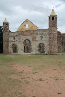 Meksika, Oaxaca 'daki Santiago Manastırı Cuilapam Havarisi. Hiç tamamlanmamış bir kilisesi olan bir bina. Yerlileri Katolikliğe dönüştürmek için tasarlanmış.