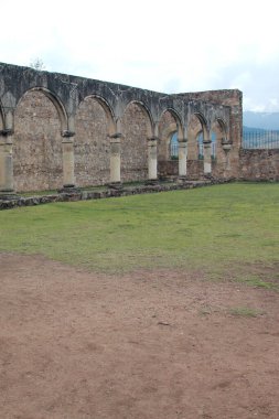 Meksika, Oaxaca 'daki Santiago Manastırı Cuilapam Havarisi. Hiç tamamlanmamış bir kilisesi olan bir bina. Yerlileri Katolikliğe dönüştürmek için tasarlanmış.