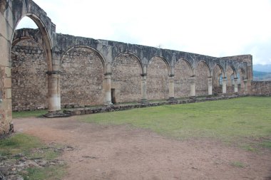 Meksika, Oaxaca 'daki Santiago Manastırı Cuilapam Havarisi. Hiç tamamlanmamış bir kilisesi olan bir bina. Yerlileri Katolikliğe dönüştürmek için tasarlanmış.