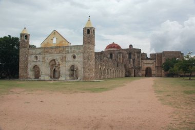 Meksika, Oaxaca 'daki Santiago Manastırı Cuilapam Havarisi. Hiç tamamlanmamış bir kilisesi olan bir bina. Yerlileri Katolikliğe dönüştürmek için tasarlanmış.