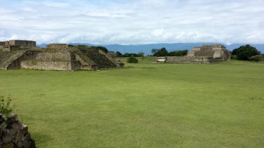 Monte Alban, Meksika 'nın Oaxaca kentindeki bir dağın tepesinde yer alan önemli bir Zapotec şehri ve kültür merkezidir.