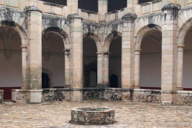 Oaxaca Kültür Müzesi, eski Santo Domingo de Guzman Manastırı Meksika 'nın Oaxaca şehrinin ikonik kültür merkezidir.