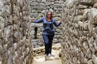 30 yaşındaki Latin bir kadın Cusco, Peru 'daki Machu Picchu arkeolojik alanını keşfediyor, selfie çekiyor ve turist olarak tatilinin tadını çıkarıyor.