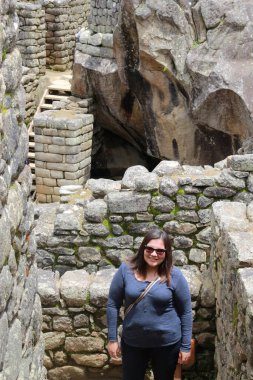 30 yaşındaki Latin bir kadın Cusco, Peru 'daki Machu Picchu arkeolojik alanını keşfediyor, selfie çekiyor ve turist olarak tatilinin tadını çıkarıyor.