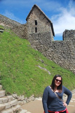 30 yaşındaki Latin bir kadın Cusco, Peru 'daki Machu Picchu arkeolojik alanını keşfediyor, selfie çekiyor ve turist olarak tatilinin tadını çıkarıyor.