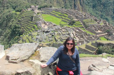 30 yaşındaki Latin bir kadın Cusco, Peru 'daki Machu Picchu arkeolojik alanını keşfediyor, selfie çekiyor ve turist olarak tatilinin tadını çıkarıyor.