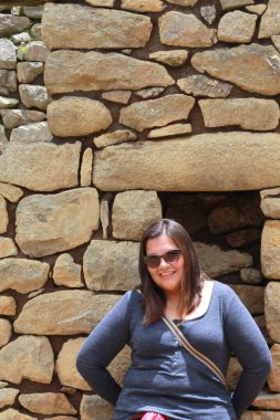 30 yaşındaki Latin bir kadın Cusco, Peru 'daki Machu Picchu arkeolojik alanını keşfediyor, selfie çekiyor ve turist olarak tatilinin tadını çıkarıyor.