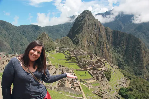 30 yaşındaki Latin bir kadın Cusco, Peru 'daki Machu Picchu arkeolojik alanını keşfediyor, selfie çekiyor ve turist olarak tatilinin tadını çıkarıyor.