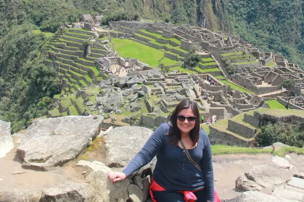 30 yaşındaki Latin bir kadın Cusco, Peru 'daki Machu Picchu arkeolojik alanını keşfediyor, selfie çekiyor ve turist olarak tatilinin tadını çıkarıyor.