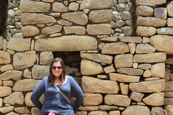 30 yaşındaki Latin bir kadın Cusco, Peru 'daki Machu Picchu arkeolojik alanını keşfediyor, selfie çekiyor ve turist olarak tatilinin tadını çıkarıyor.