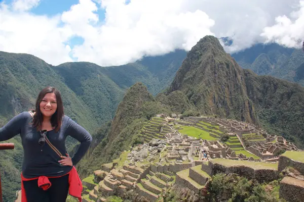 30 yaşındaki Latin bir kadın Cusco, Peru 'daki Machu Picchu arkeolojik alanını keşfediyor, selfie çekiyor ve turist olarak tatilinin tadını çıkarıyor.
