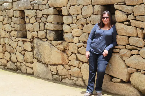 30 yaşındaki Latin bir kadın Cusco, Peru 'daki Machu Picchu arkeolojik alanını keşfediyor, selfie çekiyor ve turist olarak tatilinin tadını çıkarıyor.