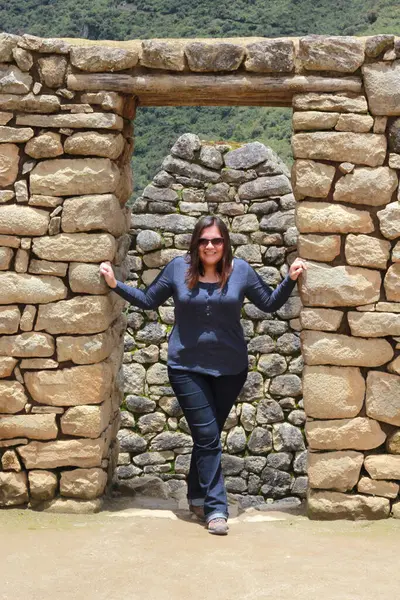 30 yaşındaki Latin bir kadın Cusco, Peru 'daki Machu Picchu arkeolojik alanını keşfediyor, selfie çekiyor ve turist olarak tatilinin tadını çıkarıyor.