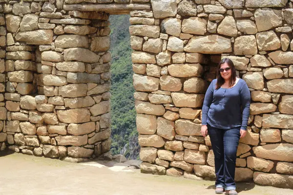 30 yaşındaki Latin bir kadın Cusco, Peru 'daki Machu Picchu arkeolojik alanını keşfediyor, selfie çekiyor ve turist olarak tatilinin tadını çıkarıyor.