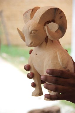 San Martin Tilcajete, Oaxaca, Meksika - 30 Ağustos 2015: Oaxaca, Meksika 'dan geleneksel alebrijlerin imalat, oyma ve boyama süreci üzerine zanaat atölyesi